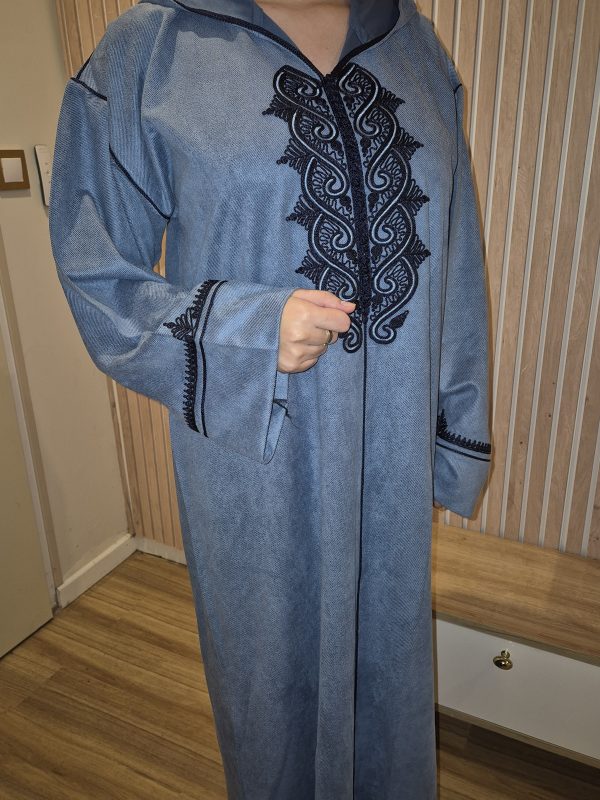 Jlaba bleu ciel en simili daim brodée bleu roi