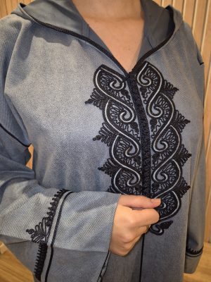 Jlaba bleu ciel en simili daim brodée bleu roi