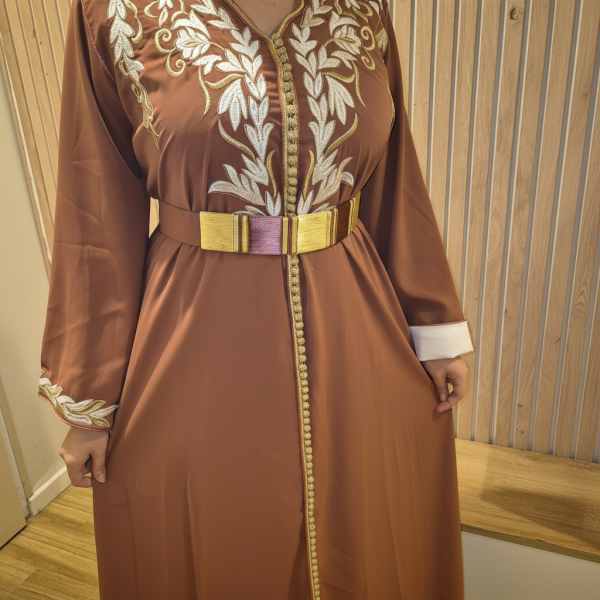 Caftan maron avec ceinture