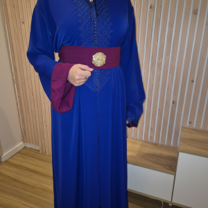 Caftan bleu avec ceinture fuchsia