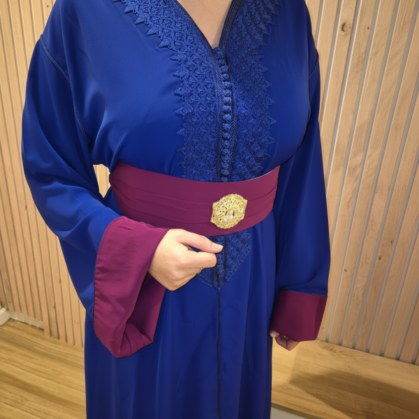 Caftan bleu avec ceinture fuchsia